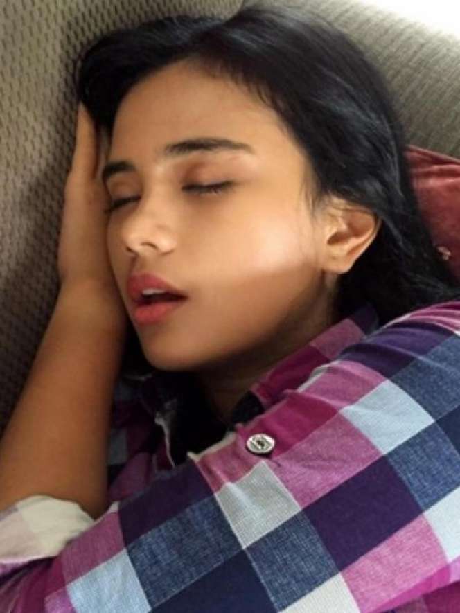 12 Artis Cantik Tertangkap Kamera Tidur Mangap, Duh Kok Gitu..