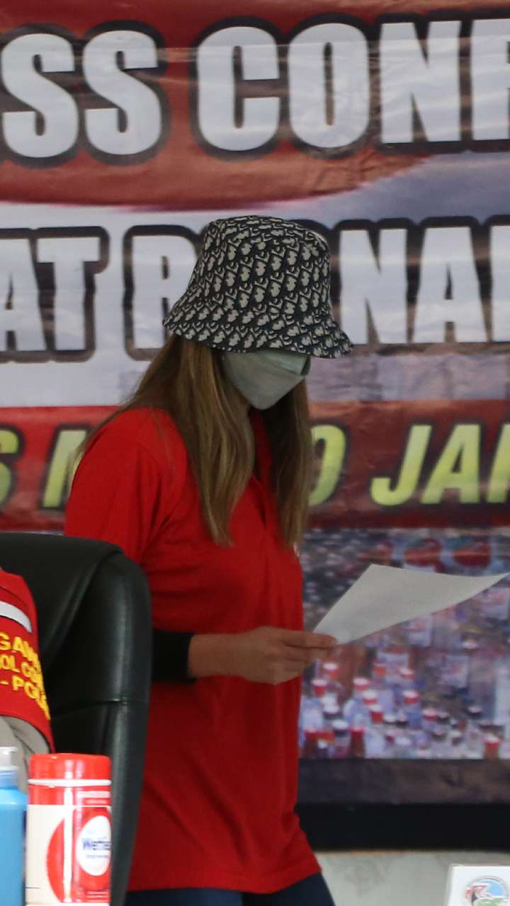 Topi Rp12 Juta Nia Ramadhani Saat Minta Maaf Nyabu