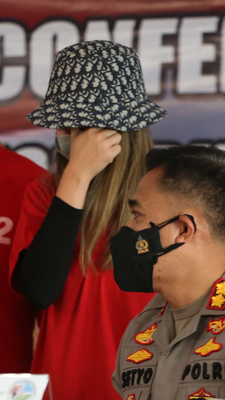 Topi Rp12 Juta Nia Ramadhani Saat Minta Maaf Nyabu