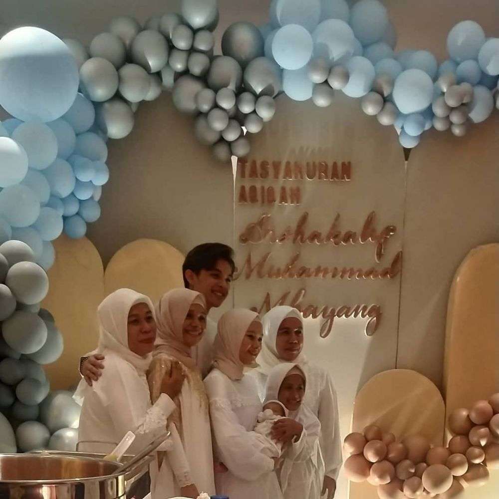 10 Momen Manis Aqiqah Anak Pertama Dinda Hauw & Rey Mbayang