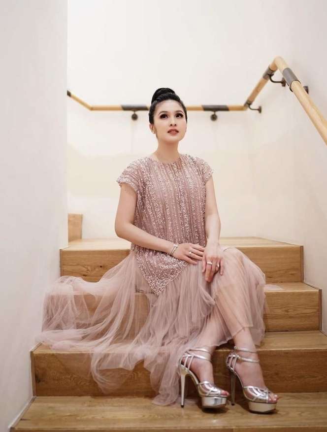 Glamor Kondangan Istri Pengusaha, Nia Ramadhani Paling Disorot