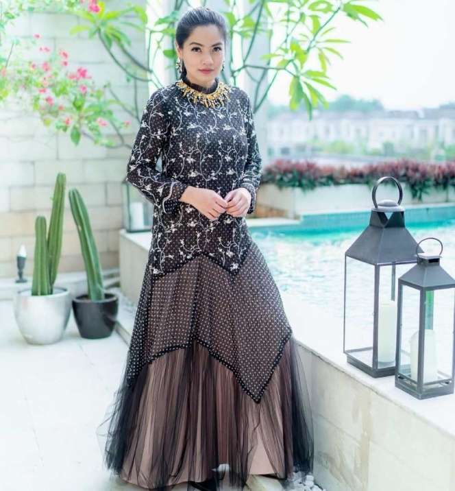 Glamor Kondangan Istri Pengusaha, Nia Ramadhani Paling Disorot