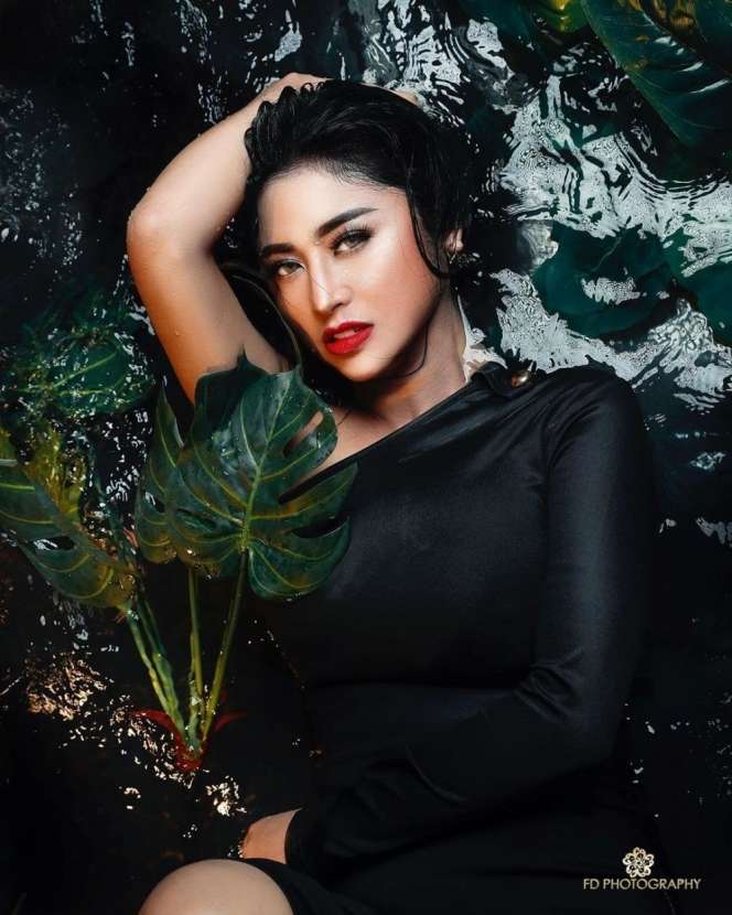 5 Pedangdut Pemotretan Berbusana Glamor, duh Ayu Ting Ting...