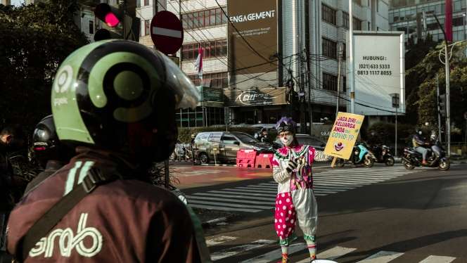 Jakarta Darurat Covid-19, Para Badut Turun ke Jalan