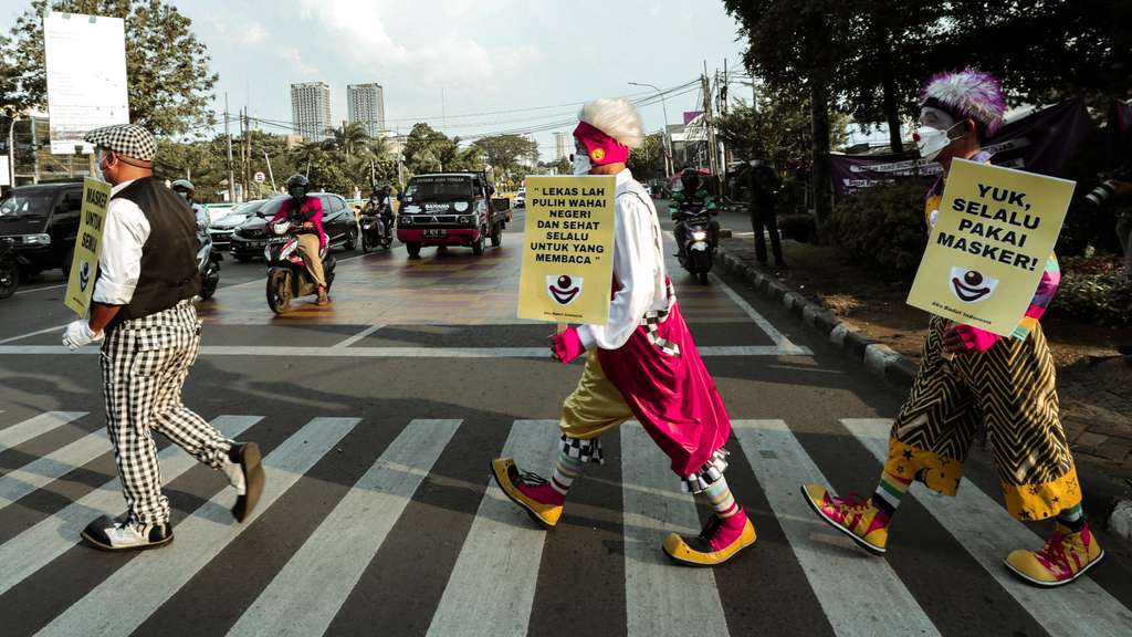 Jakarta Darurat Covid-19, Para Badut Turun ke Jalan