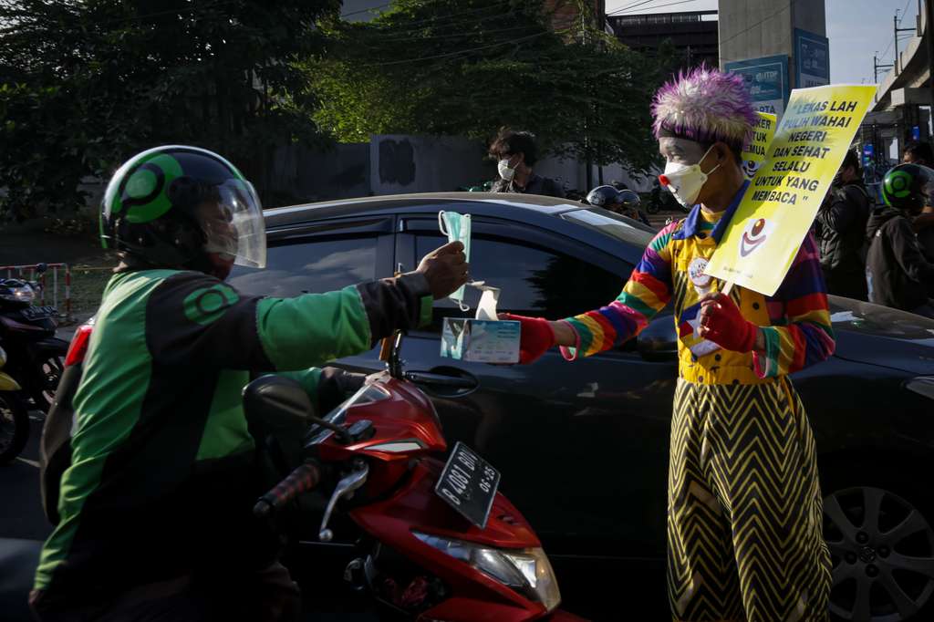 Jakarta Darurat Covid-19, Para Badut Turun ke Jalan