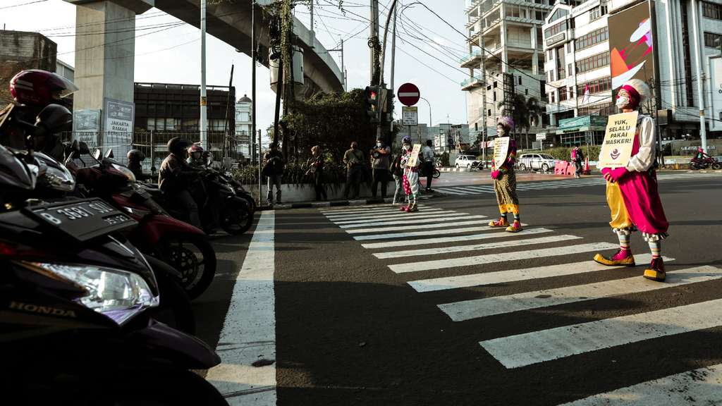 Jakarta Darurat Covid-19, Para Badut Turun ke Jalan