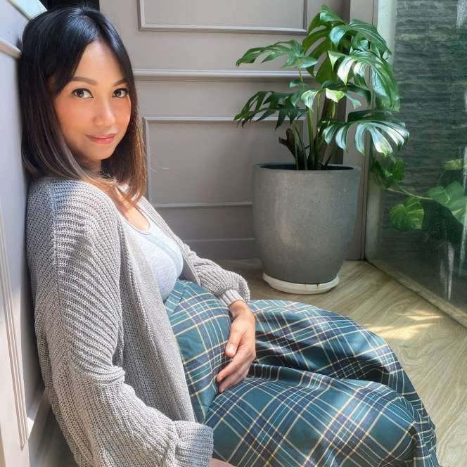 5 Potret Terbaru Nola B3 Hamil Anak Keempat di Usia 42 Tahun