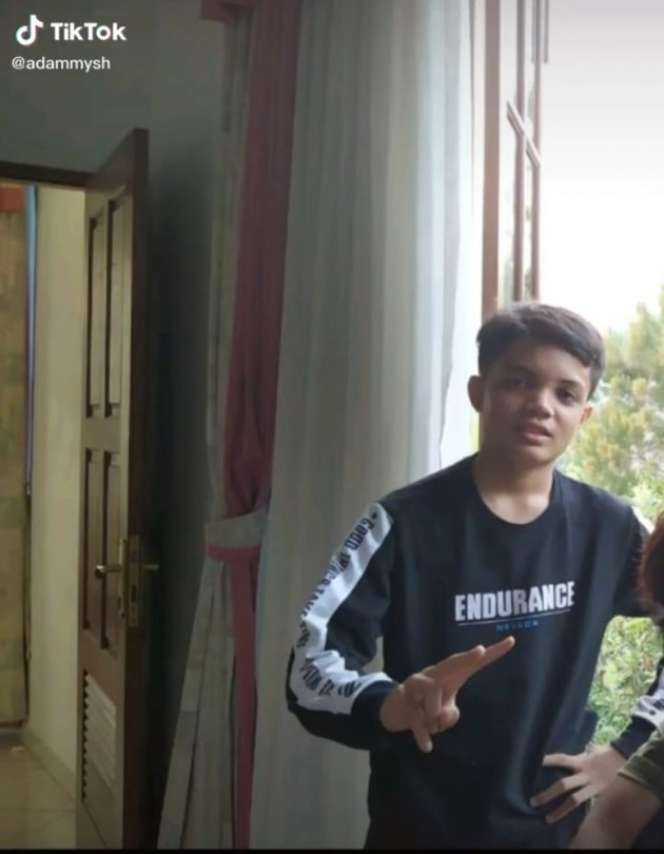 8 Foto Adam Anak Ucok Baba yang Jarang Disorot, Ganteng Ngab!