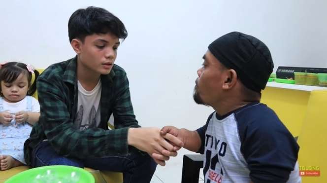 8 Foto Adam Anak Ucok Baba yang Jarang Disorot, Ganteng Ngab!