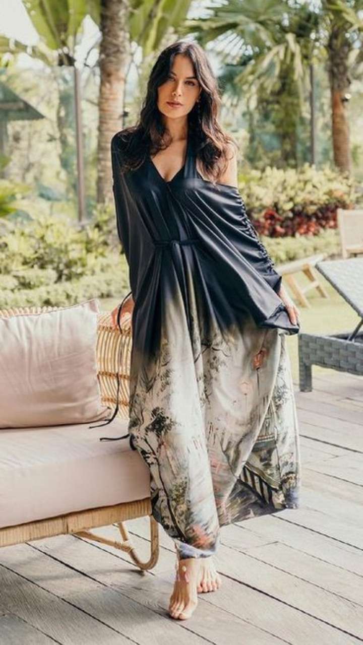 5 Potret Sophia Latjuba Pamer Kaki Jenjang
