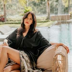 5 Potret Sophia Latjuba Pamer Kaki Jenjang