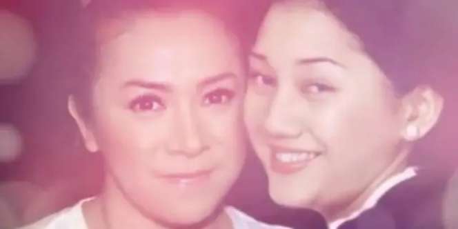 5 Potret Lawas Persahabatan Melly Goeslaw dan Nike Ardilla