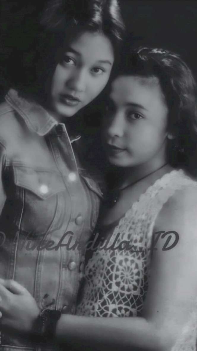 5 Potret Lawas Persahabatan Melly Goeslaw dan Nike Ardilla