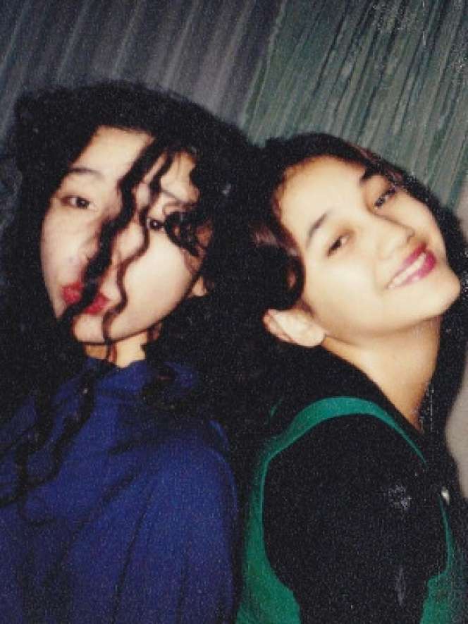 5 Potret Lawas Persahabatan Melly Goeslaw dan Nike Ardilla