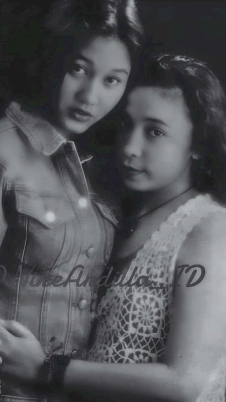 5 Potret Lawas Persahabatan Melly Goeslaw dan Nike Ardilla