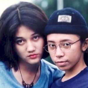 5 Potret Lawas Persahabatan Melly Goeslaw dan Nike Ardilla