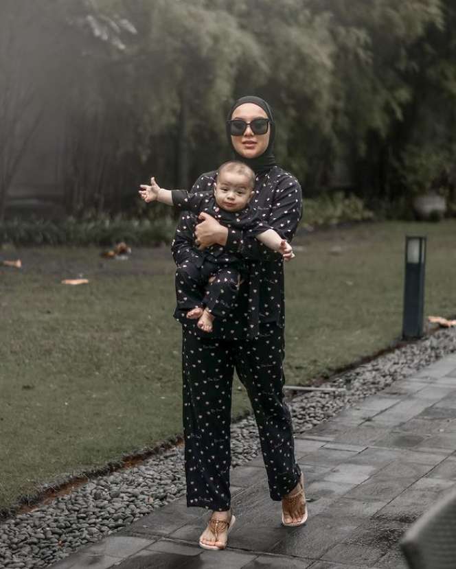5 Potret Kompak Irish Bella dan Baby Air, Baju Kembaran
