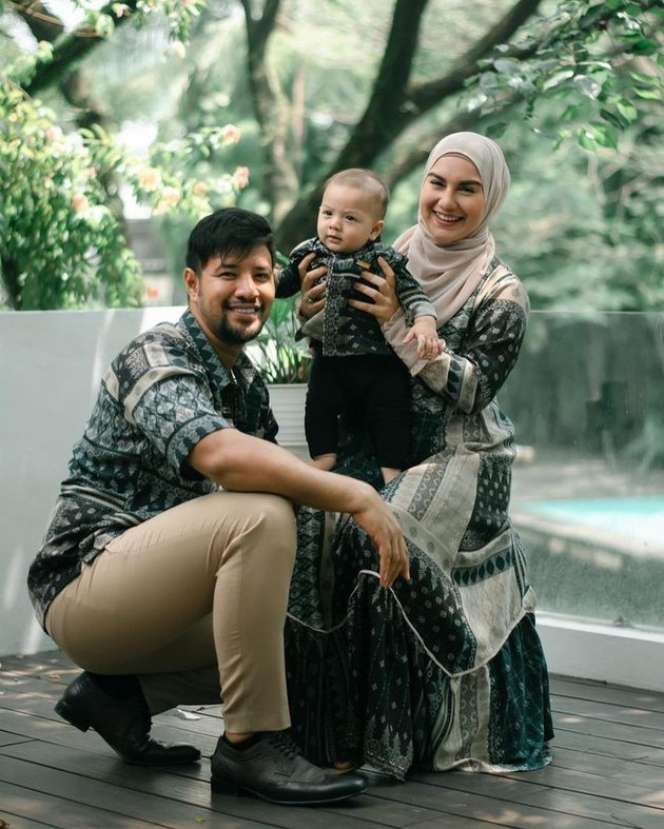 5 Potret Kompak Irish Bella dan Baby Air, Baju Kembaran