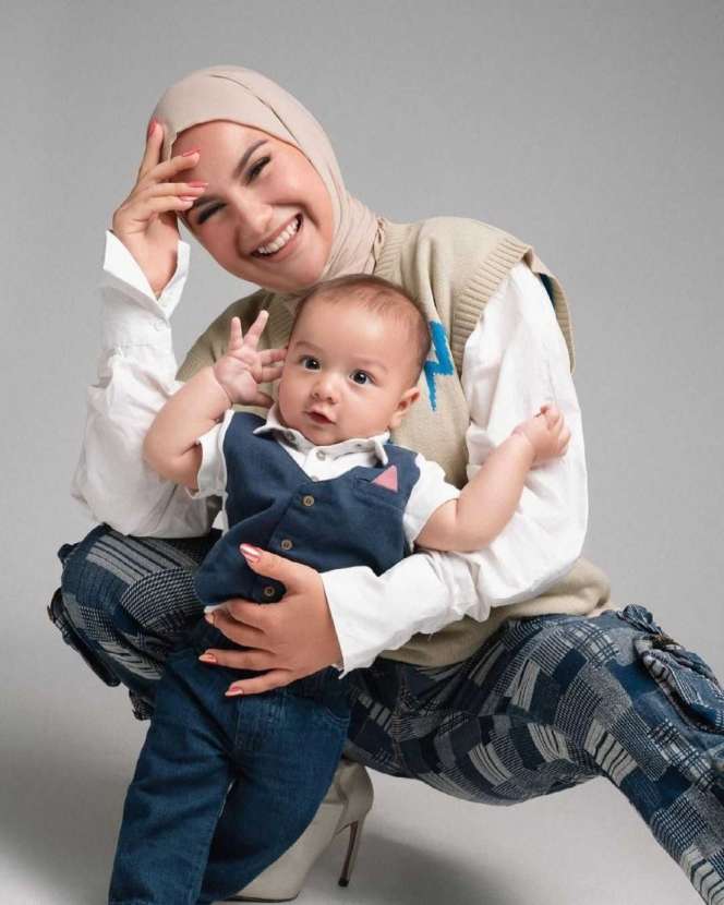 5 Potret Kompak Irish Bella dan Baby Air, Baju Kembaran