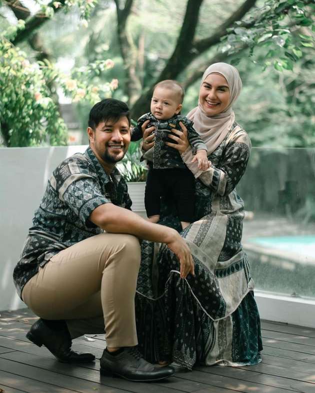 5 Potret Kompak Irish Bella dan Baby Air, Baju Kembaran