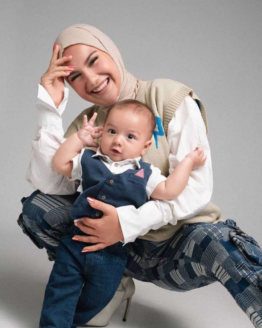 5 Potret Kompak Irish Bella dan Baby Air, Baju Kembaran