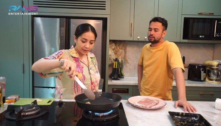 10 Momen Raffi-Nagita Masak Daging Rp1,6 Juta, Sultan Ngab!