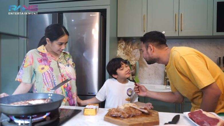 10 Momen Raffi-Nagita Masak Daging Rp1,6 Juta, Sultan Ngab!