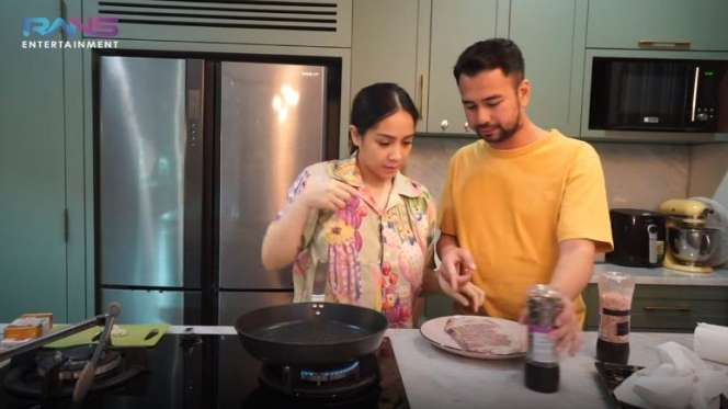 10 Momen Raffi-Nagita Masak Daging Rp1,6 Juta, Sultan Ngab!
