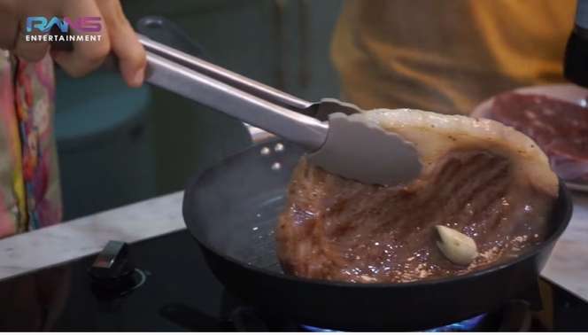 10 Momen Raffi-Nagita Masak Daging Rp1,6 Juta, Sultan Ngab!
