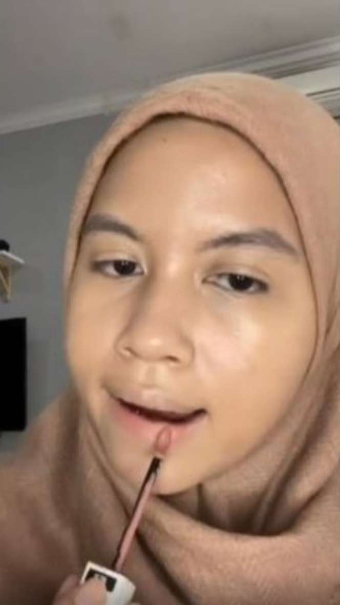 Potret Istri Ben Kasyafani Tampil Polos, Nyaris Tak Dikenali