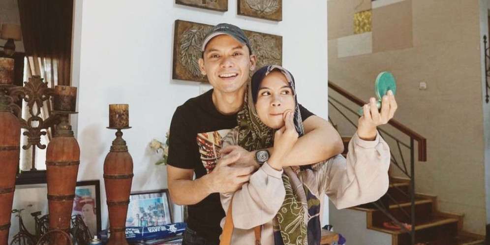 Potret Istri Ben Kasyafani Tampil Polos, Nyaris Tak Dikenali