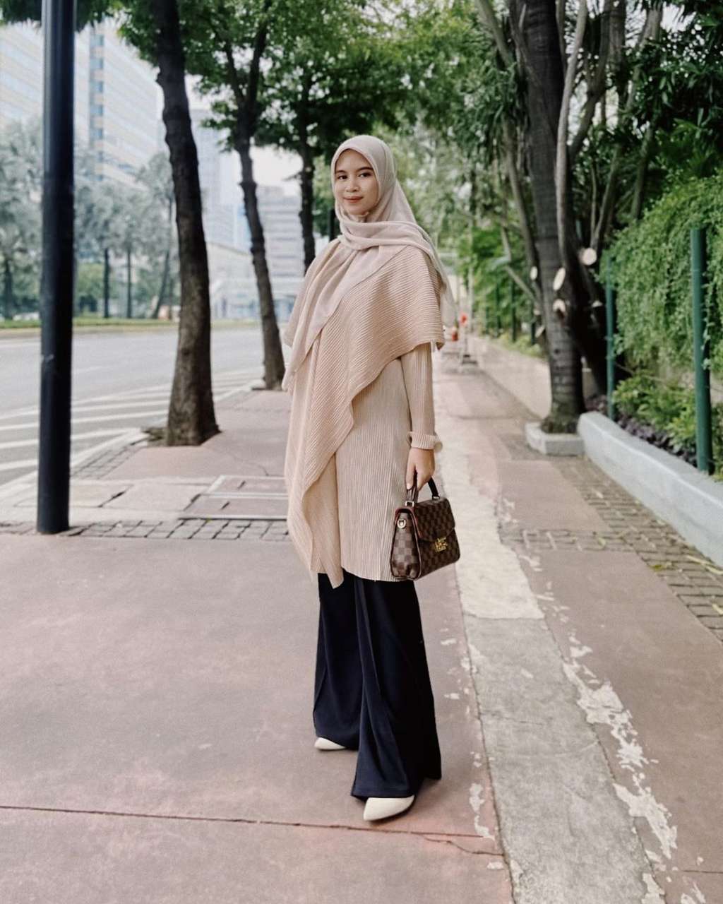 Potret Istri Ben Kasyafani Tampil Polos, Nyaris Tak Dikenali