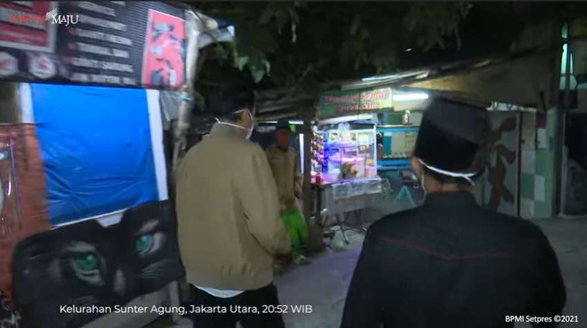 12 Potret Jokowi Blusukan Malam, Bagikan Obat dan Sembako