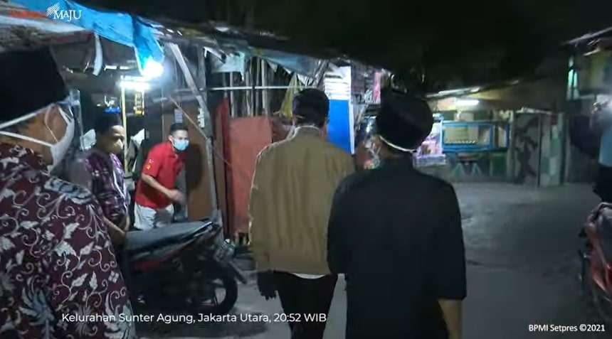 12 Potret Jokowi Blusukan Malam, Bagikan Obat dan Sembako