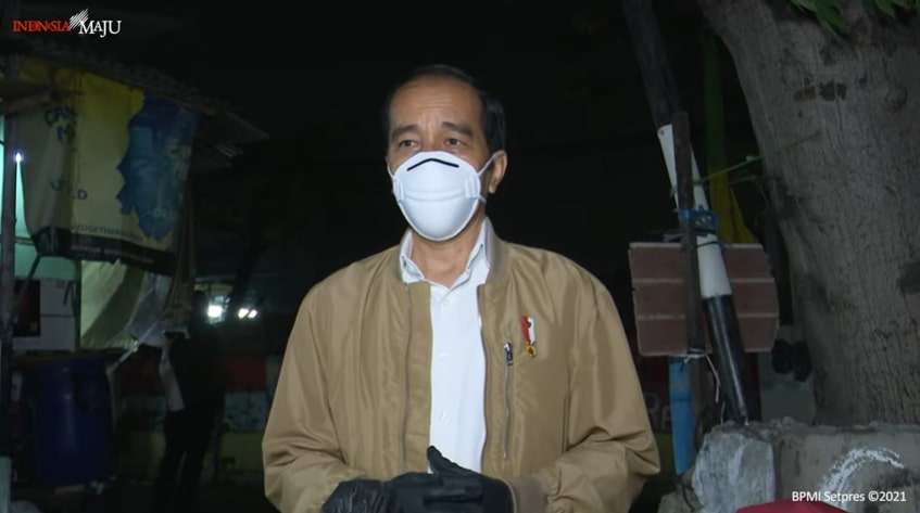 12 Potret Jokowi Blusukan Malam, Bagikan Obat dan Sembako