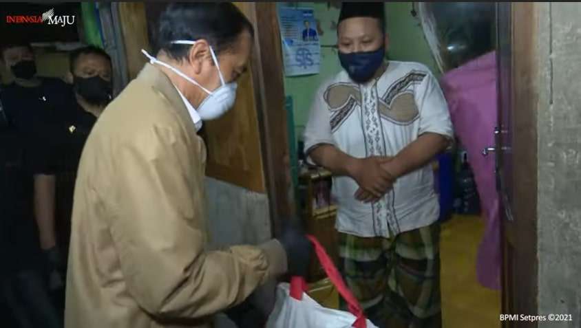 12 Potret Jokowi Blusukan Malam, Bagikan Obat dan Sembako