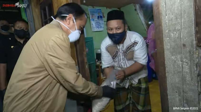 12 Potret Jokowi Blusukan Malam, Bagikan Obat dan Sembako