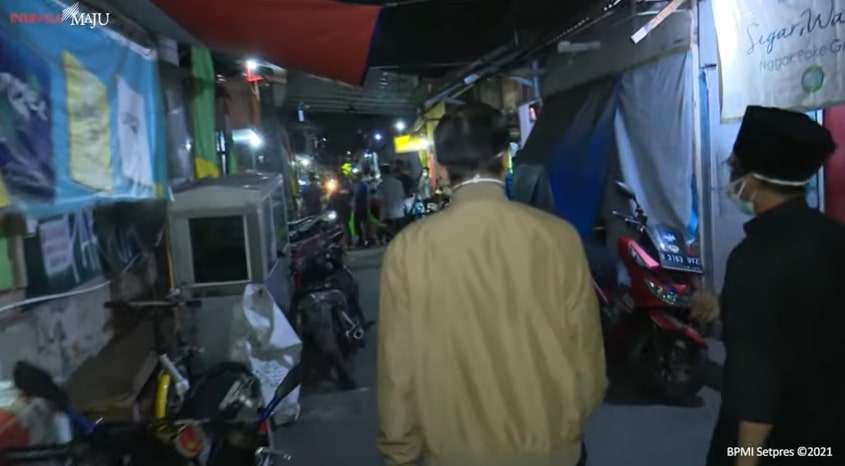 12 Potret Jokowi Blusukan Malam, Bagikan Obat dan Sembako
