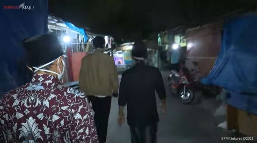 12 Potret Jokowi Blusukan Malam, Bagikan Obat dan Sembako
