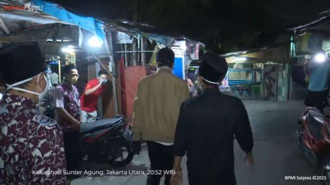 12 Potret Jokowi Blusukan Malam, Bagikan Obat dan Sembako