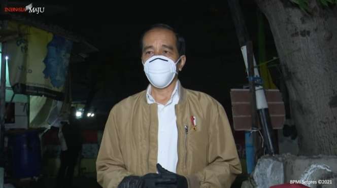 12 Potret Jokowi Blusukan Malam, Bagikan Obat dan Sembako
