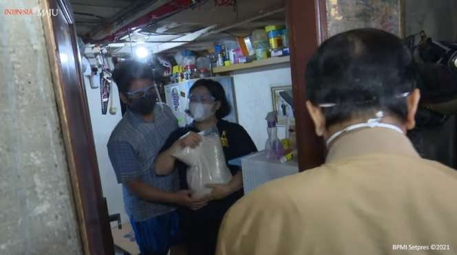 12 Potret Jokowi Blusukan Malam, Bagikan Obat dan Sembako