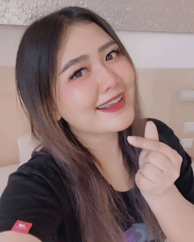 6 Potret Mella Rossa, Adik Via Vallen yang Jarang Tersorot