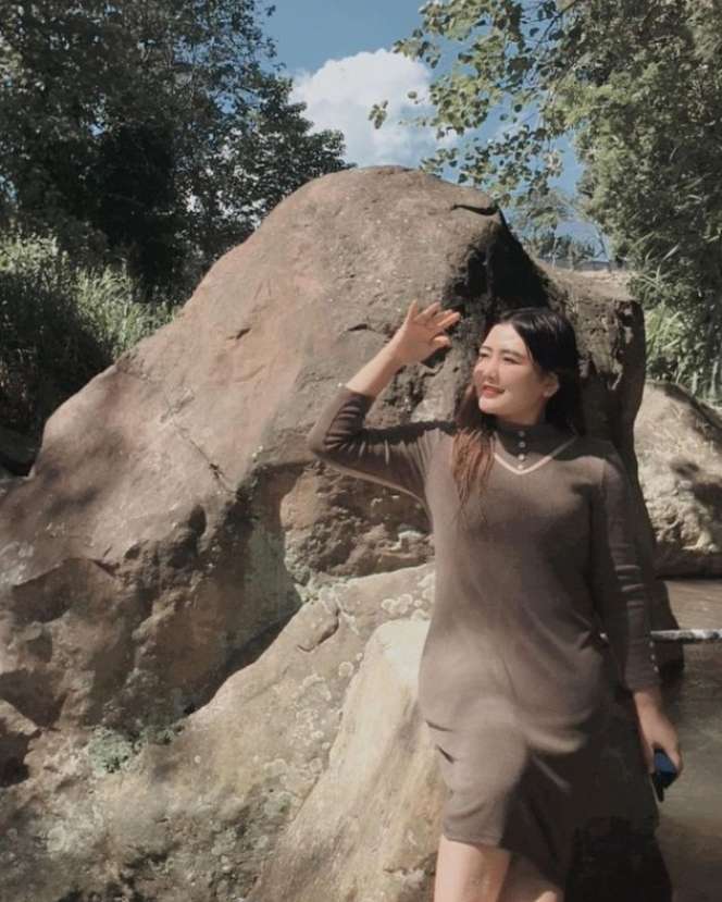 6 Potret Mella Rossa, Adik Via Vallen yang Jarang Tersorot