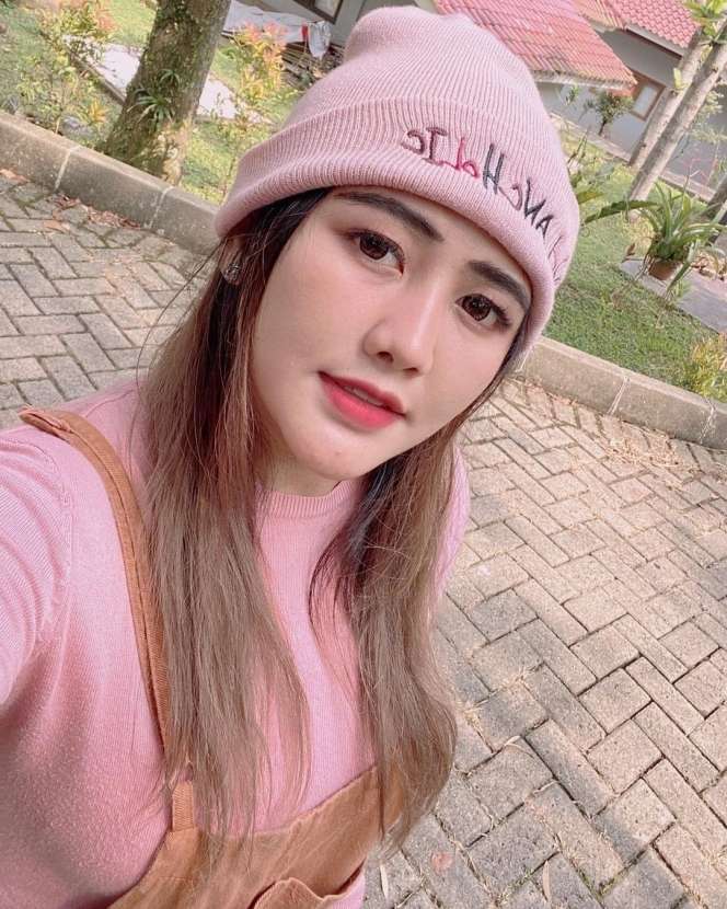 6 Potret Mella Rossa, Adik Via Vallen yang Jarang Tersorot