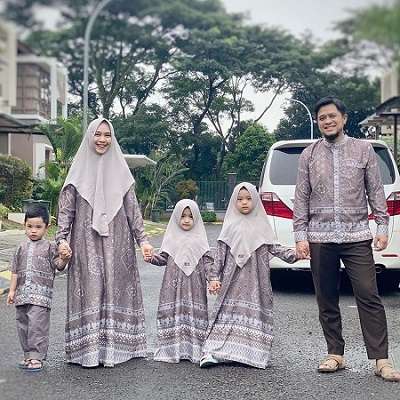 10 Potret Buah Hati Oki Setiana Dewi Kompak Pakai Baju Kembar