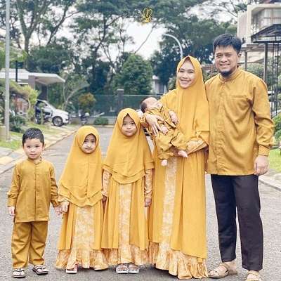 10 Potret Buah Hati Oki Setiana Dewi Kompak Pakai Baju Kembar