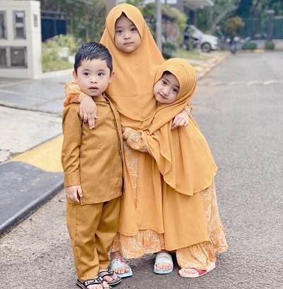 10 Potret Buah Hati Oki Setiana Dewi Kompak Pakai Baju Kembar