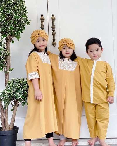 10 Potret Buah Hati Oki Setiana Dewi Kompak Pakai Baju Kembar